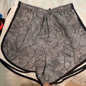 Nike women’s tempo short